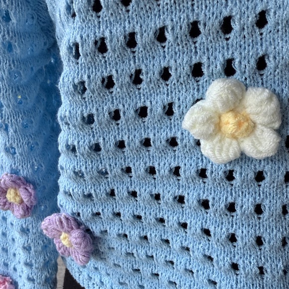 Dreamers by Debut | Knit - 3D Floral Crop Sweater - Picture 5 of 8